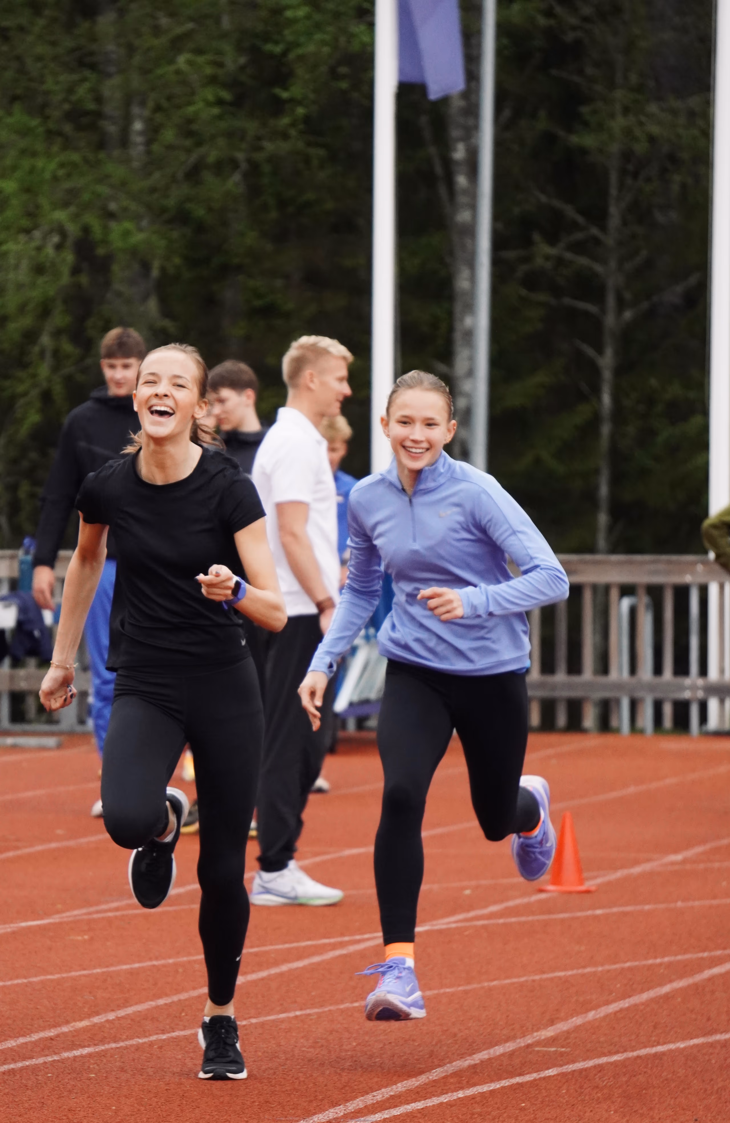 Noorsportlased jooksevad treeninglaagris staadionil